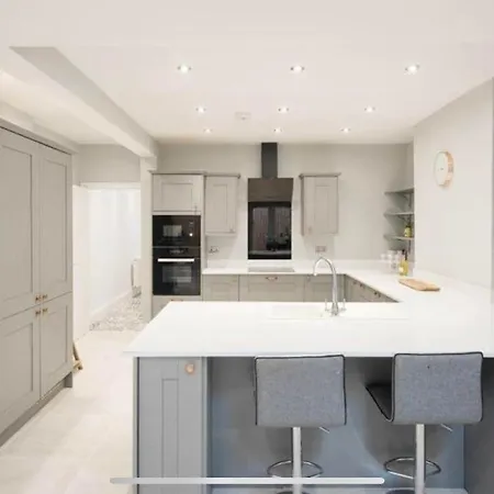 בית נופש Three Storey Clifton Town House