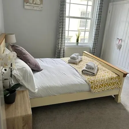 בית נופש Three Storey Clifton Town House *