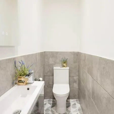 בית נופש Three Storey Clifton Town House *