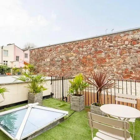 펜션 Three Storey Clifton Town House *