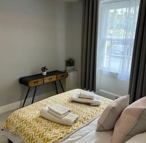 Будинок відпочинку Three Storey Clifton Town House *