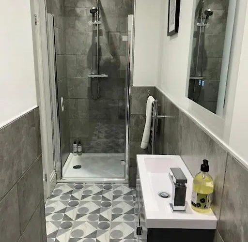 Будинок відпочинку Three Storey Clifton Town House Бристоль