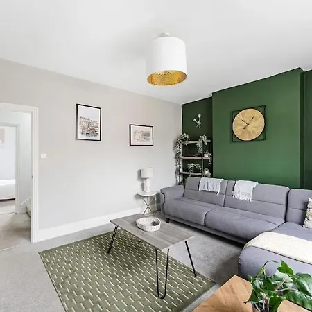 펜션 Three Storey Clifton Town House *