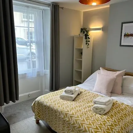 Three Storey Clifton Town House Дом отдыха *